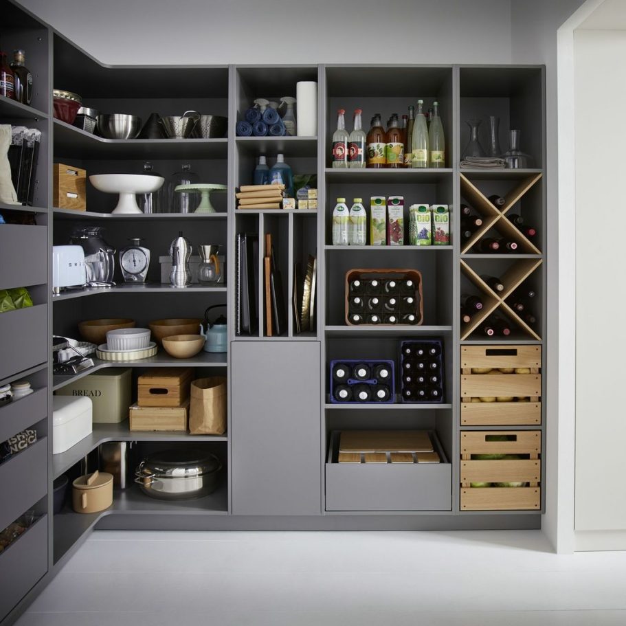 Moderne Küchenaufbewahrung mit Regalen, Flaschen, Dosen und Boxen in neutralen Farben.